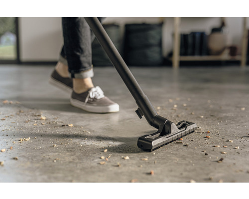 Aspirateur en cours d''utilisation sur un sol