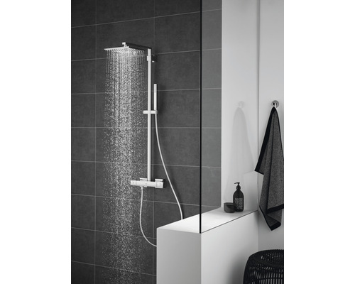 Duschsystem mit Regendusche in einem modern gestalteten Badezimmer.
