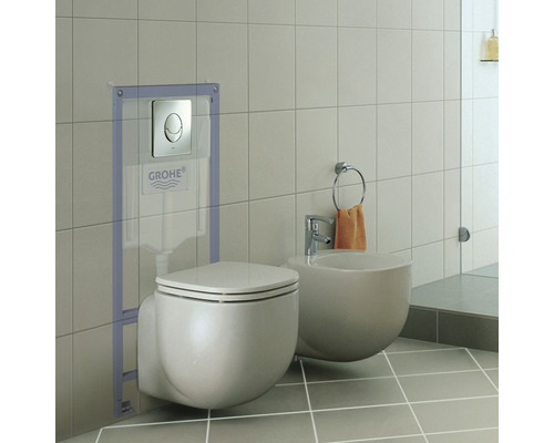 Salle de bains avec WC suspendu, bâti-support et bidet