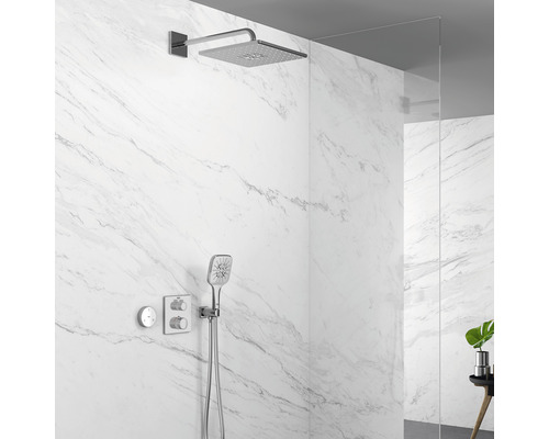 Badezimmer mit Kopfbrause, Handbrause und Thermostatarmatur an Marmorwand