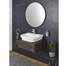 Salle de bain moderne avec lavabo, miroir et carrelage foncé