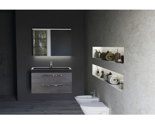 Salle de bain moderne avec lavabo, miroir, étagères et toilettes