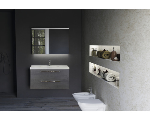 Salle de bains moderne avec lavabo, miroir et bidet.