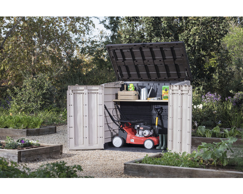 Garten Szene mit einem Gartenschrank mit geöffneten Türen, Rasenmäher und Gartengeräten