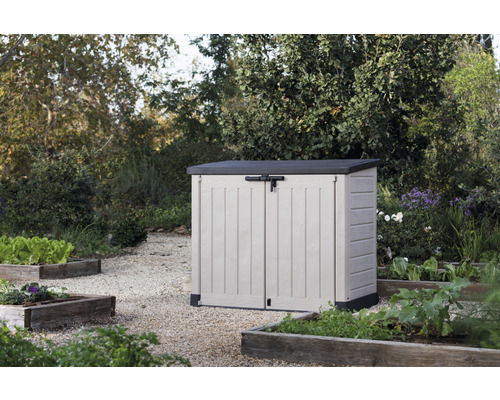 Gartenschrank aus Kunststoff mit Tür im Garten