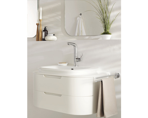 Salle de bains moderne avec meuble-lavabo, robinet, miroir et accessoires