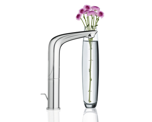 Robinet couleur chrome avec des fleurs dans un vase en verre
