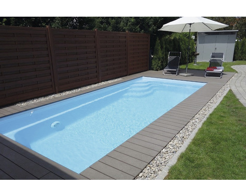 Schwimmbecken im Garten mit Zaun, Liegestühlen und Sonnenschirm