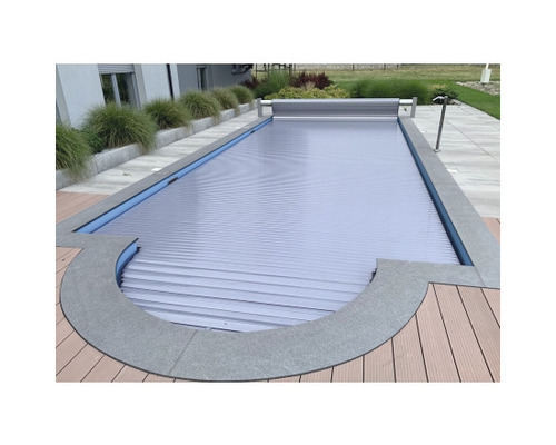 Schwimmbad mit geschlossenem Rollladen als Poolabdeckung