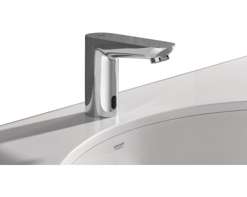 Robinet de lavabo monté sur un lavabo.