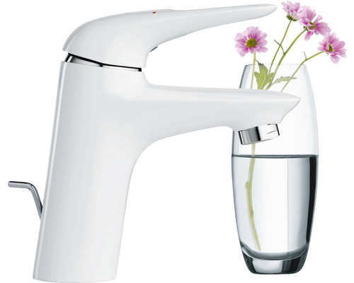 Mitigeur de lavabo blanc avec des fleurs dans un verre