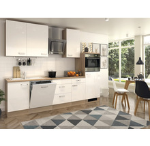 Cuisine moderne avec placards intégrés, lave-vaisselle et coin repas dans un design clair et convivial.