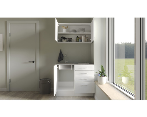 Kompakte Küchenzeile mit Spüle, Schubladen und Hängeschrank in einem hellen Raum