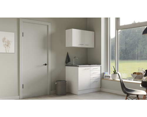 Heller Raum mit Tür, Fenster und Waschbeckenunterschrank mit Spüle