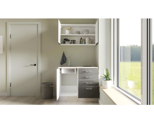 Waschküche mit Spüle, Unterschrank und Hängeschrank zur Aufbewahrung