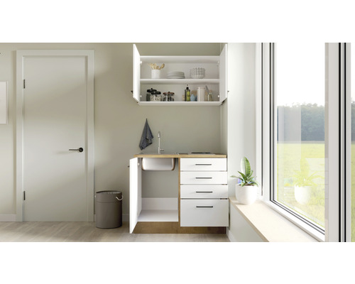 Kompakte Küchenzeile mit Spüle, Schubladen und Hängeschrank in einem hellen Raum.