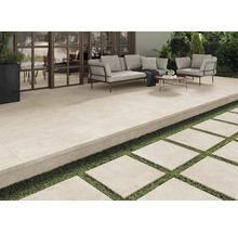Terrasse avec dalles en pierre, mobilier de jardin et pelouses
