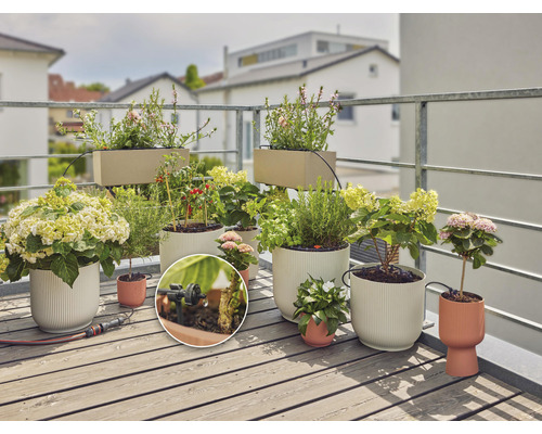 Balcon avec plantes en pot et système d''irrigation