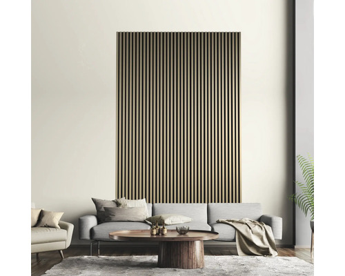 Wohnzimmer mit geriffelter Holzpaneelwand hinter einem grauen Sofa
