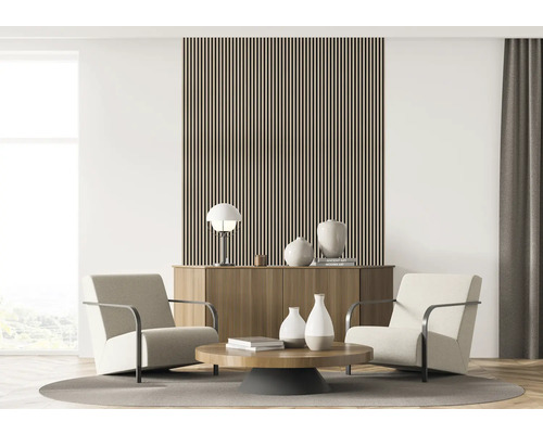 Salon lumineux avec deux fauteuils, table basse, commode et panneaux muraux à lamelles