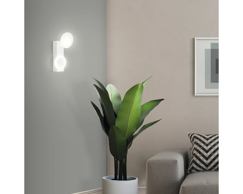 Moderne Innenraumszene mit einer weißen Wandleuchte mit zwei runden Leuchten