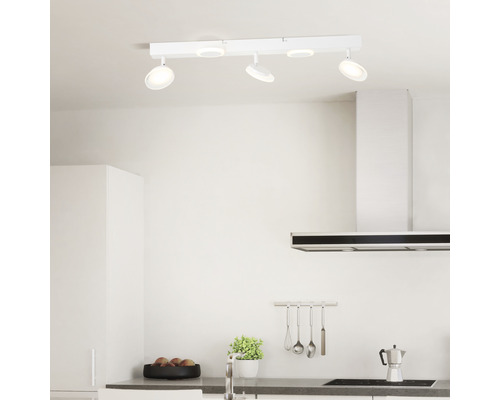 Deckenleuchte mit vier LED-Strahlern in einer modernen Küche