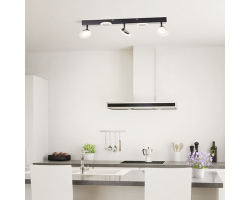 Deckenleuchte mit vier Strahlern in einer hellen Küche