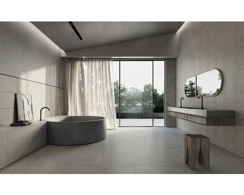 Modernes Badezimmer mit freistehender Badewanne, Waschtisch mit zwei Waschbecken, Spiegel und großem Fenster