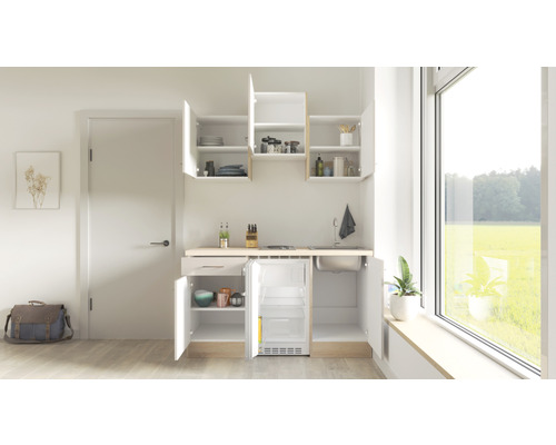 Cuisine compacte avec évier, réfrigérateur et espace de rangement