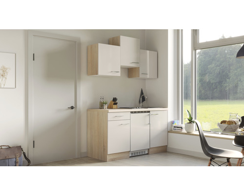 Cuisine compacte avec éléments bas et hauts dans une pièce lumineuse