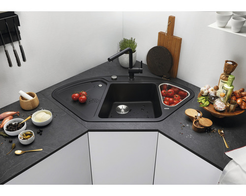 Eckspüle in einer Küchenszenenansicht mit Spüle, Armatur und Lebensmitteln