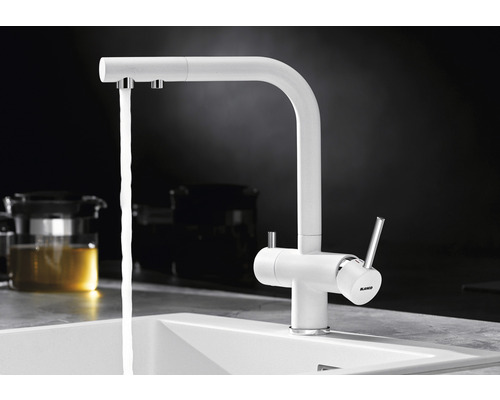 Évier de cuisine avec robinet qui coule de la marque Blanco