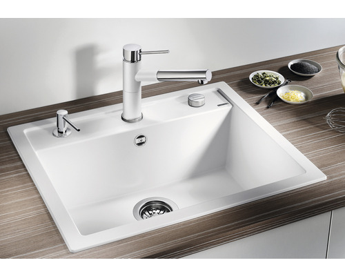 Spüle mit Armatur und Seifenspender