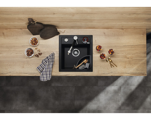 Évier de cuisine noir avec robinet, distributeur de savon et étagère d''angle sur un plan de travail