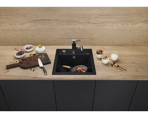 Scène de cuisine avec évier, robinet et aliments sur un plan de travail