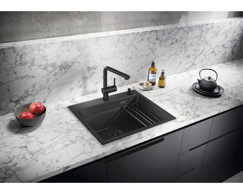 Schwarzes Spülbecken mit Wasserhahn auf einer Küchentheke.