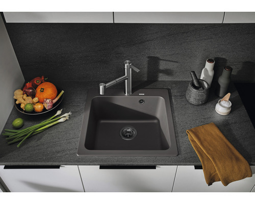 Küchenspüle mit Armatur in einer modernen Küche