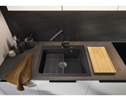 Évier avec égouttoir et planche à découper sur un plan de travail de cuisine