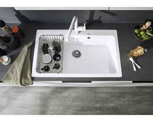 Küchenspüle mit Abtropfgestell und Geschirr auf einer Küchentheke