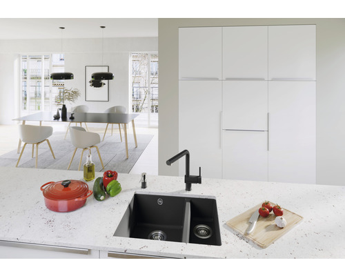 Modernes Küchendesign mit schwarzer Spüle, Kochtopf und Esstisch