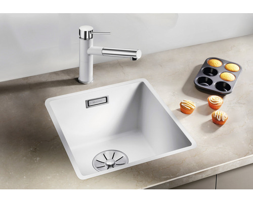 Évier de cuisine avec robinet, bonde à panier et muffins