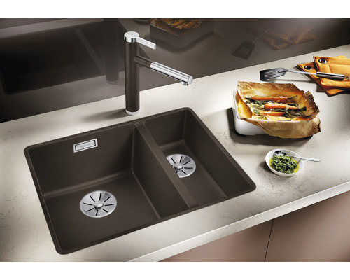 Spüle aus Granit mit zwei Becken und Armatur in einer modernen Küche