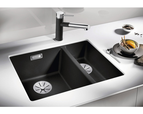 Spüle mit zwei Becken und Armatur auf einer Küchenarbeitsplatte