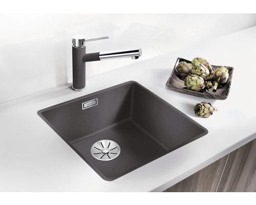 Évier avec robinet et artichauts sur le comptoir de cuisine