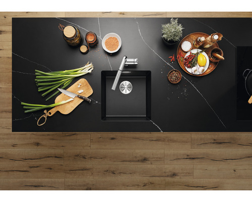 Küchenarbeitsplatte mit Spüle, Armatur und diversen Lebensmitteln