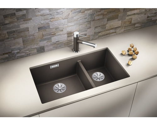 Spüle mit zwei Becken und Armatur auf einer Küchentheke