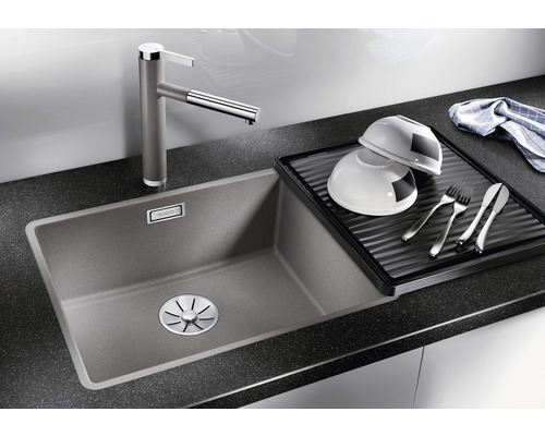 Évier de cuisine avec égouttoir, robinet et vaisselle