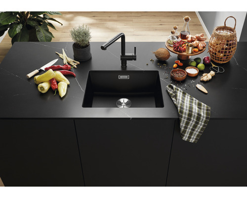 Évier de cuisine dans une cuisine moderne avec des ingrédients de cuisine