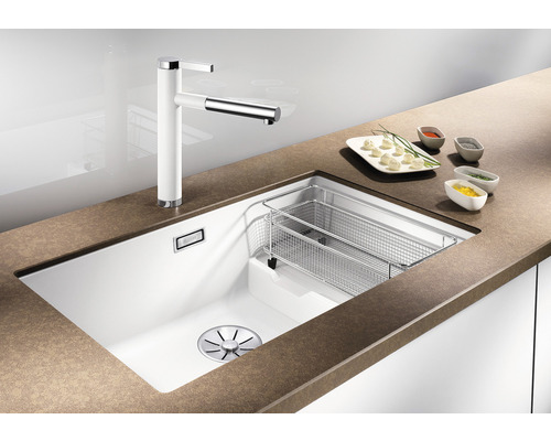 Spüle mit Abtropfbecken und Armatur auf einer Küchentheke.