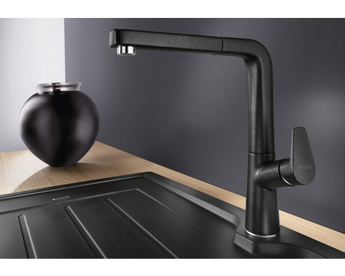 Robinet de cuisine noir avec évier et décoration